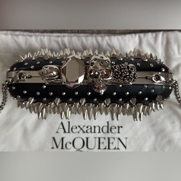 NEW🔥Alexander McQueen Skull Knuckle Bag with Spikes🔥 - Picture 10 of 16